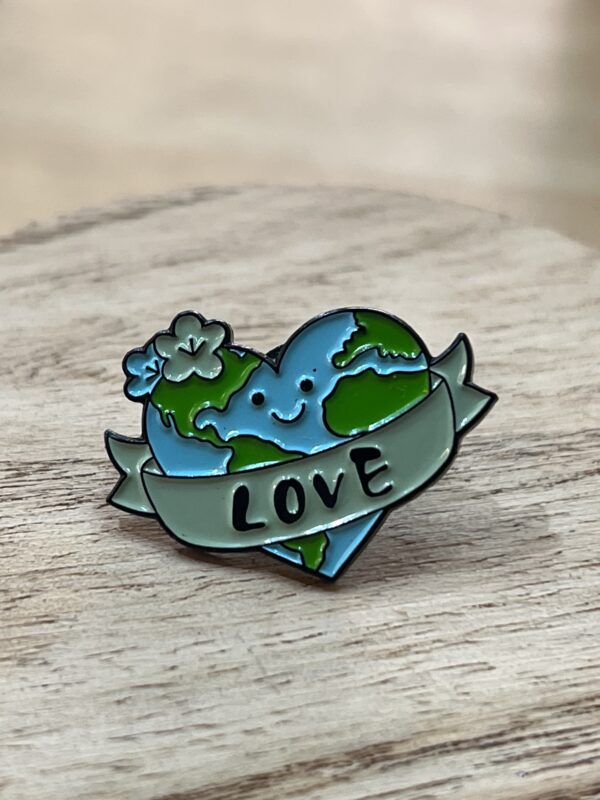 Pin Tierra Love